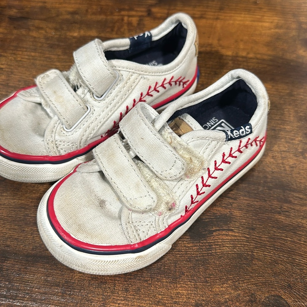 Kids baseball shoes